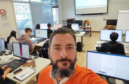 Dario Tana durante una lezione di e-commerce